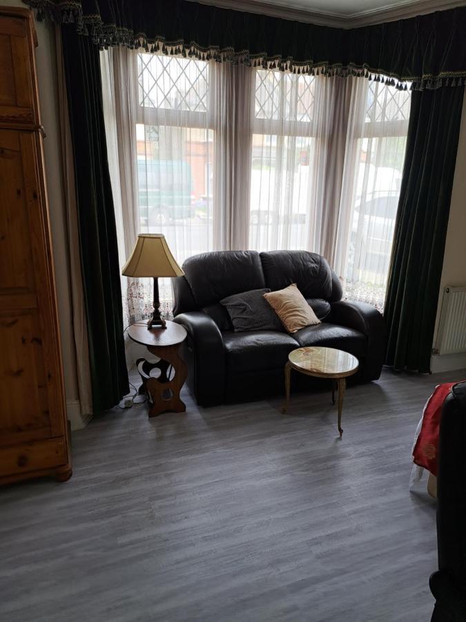 Luxury Double Bedroom Seven Kings Train Station London