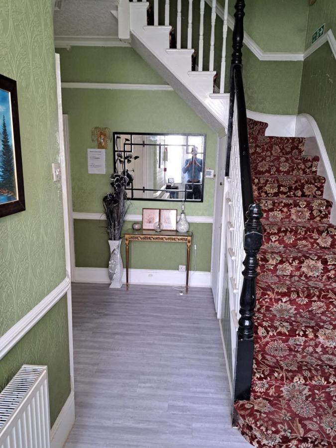 Gasthof Luxury Double Bedroom Seven Kings Train Station