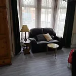 Luxury Double Bedroom London Seven Kings Train Station