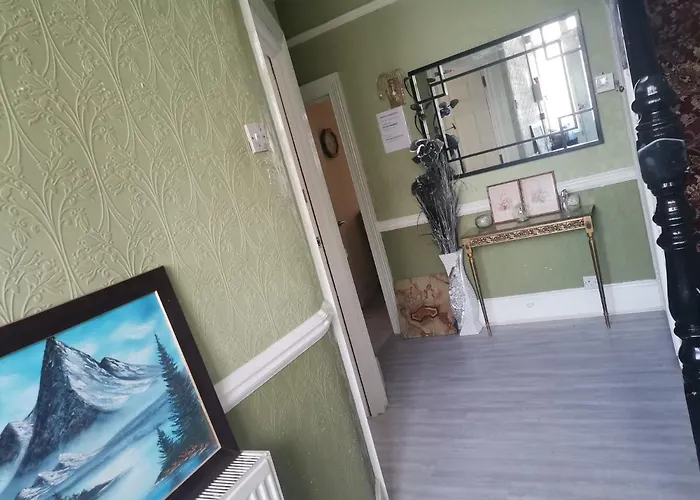 Luxury Double Bedroom London Seven Kings Train Station
