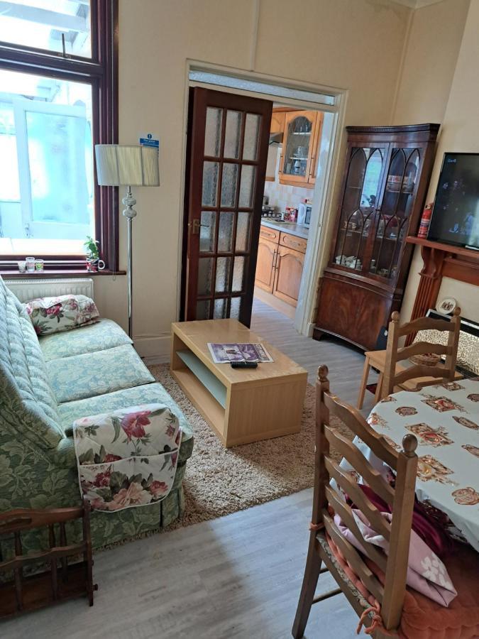 Affittacamere Luxury Double Bedroom Seven Kings Train Station *