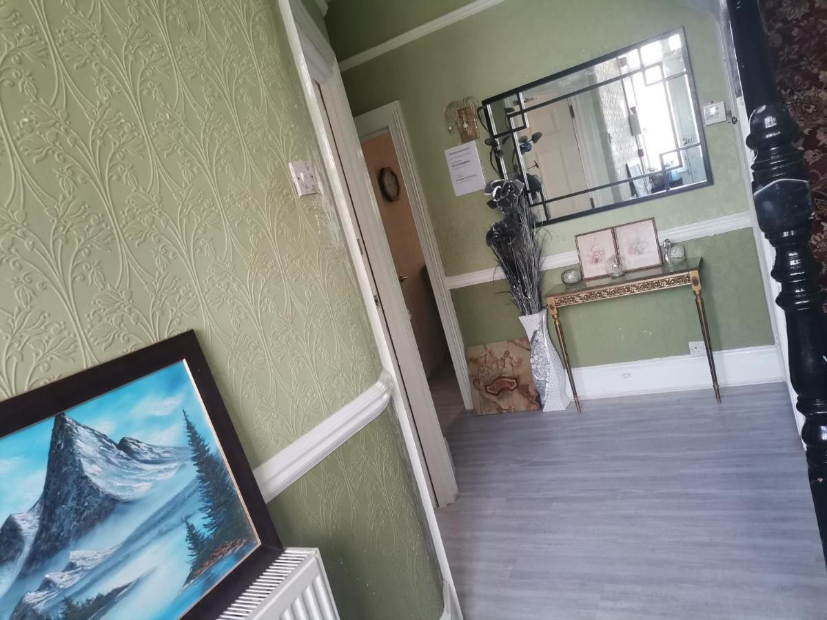 Luxury Double Bedroom Seven Kings Train Station Londra