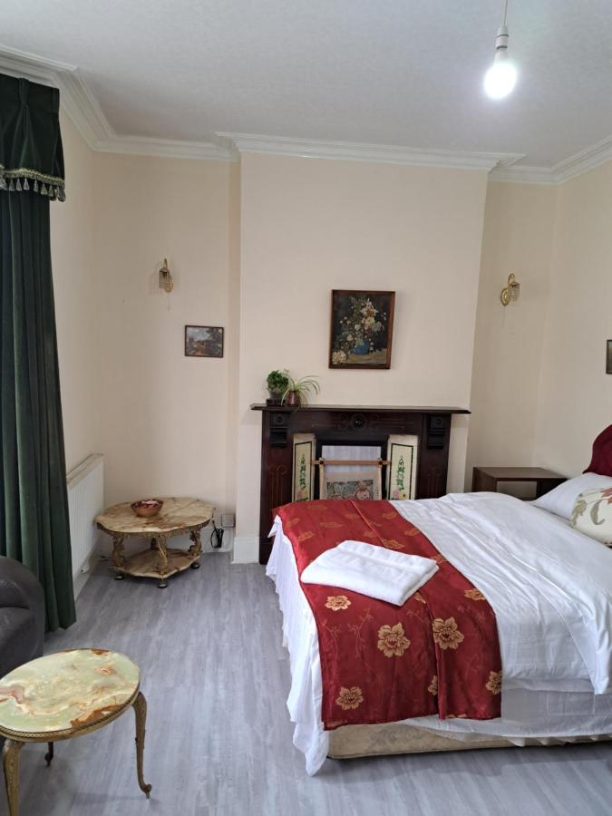 Luxury Double Bedroom Seven Kings Train Station Affittacamere Londra
