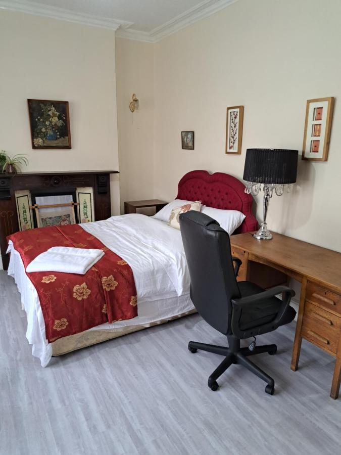 Luxury Double Bedroom Seven Kings Train Station *